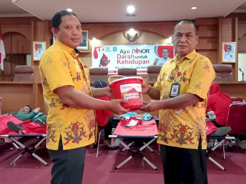 Kegiatan donor darah PMI Soppeng dalam rangka HUT ke-77 PMI. 