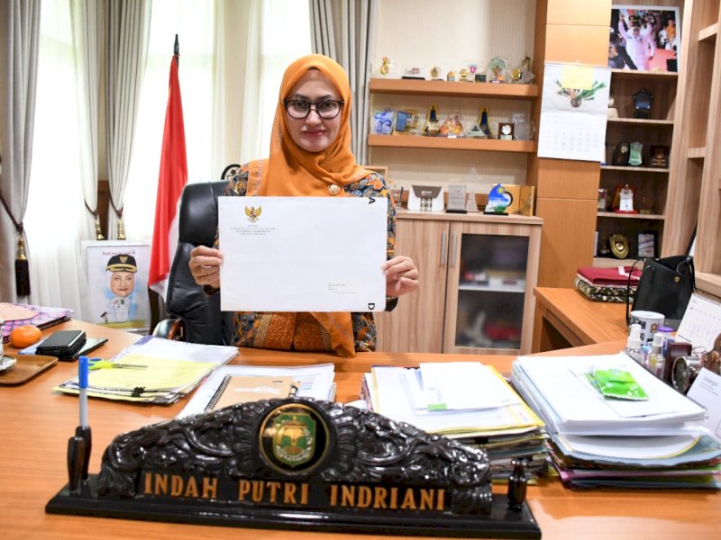 Bupati Luwu Utara, Indah Putri Indriani membuka dokumen rahasia dari Kemenpan RB.