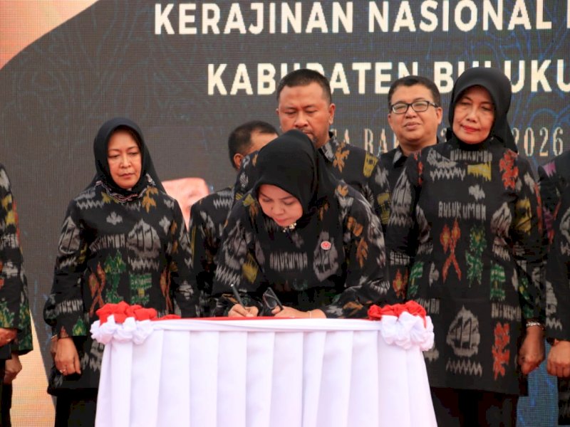 Herfida Attas melantik pengurus Dekranasda Bulukumba.  