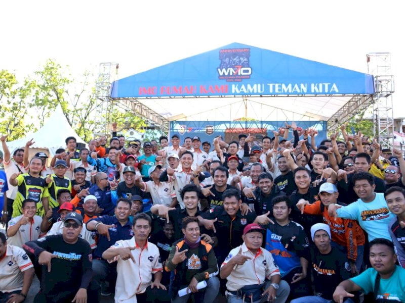 Bupati Wajo, Amran Mahmud berbaur dengan para bikers atau komunitas motor di Anniversary ke 7 Wajo Max Owner (WMO) di Ruang Terbuka Hijau (RTH) Callaccu.