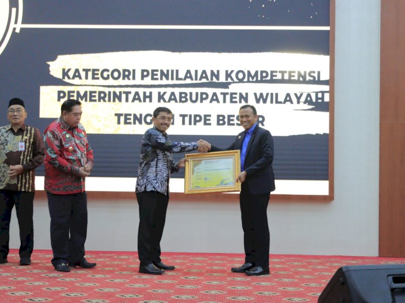 Bupati Takalar Syamsari Kitta menerika BKM Award. 