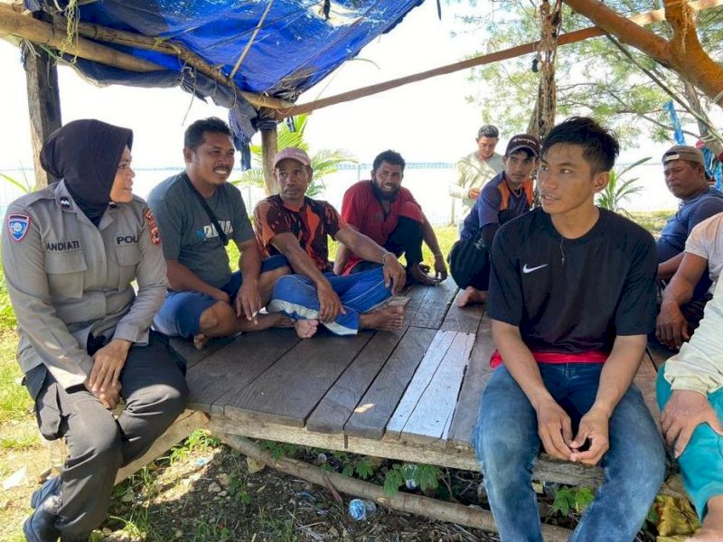 Kanit Binmas Polsek Kawasan Pelabuhan Bajoe, Bone Aipda Andi Akhriati Nur menyambangi komunitas buruh angkut di Pelabuhan Rakyat Bajoe, Bone.