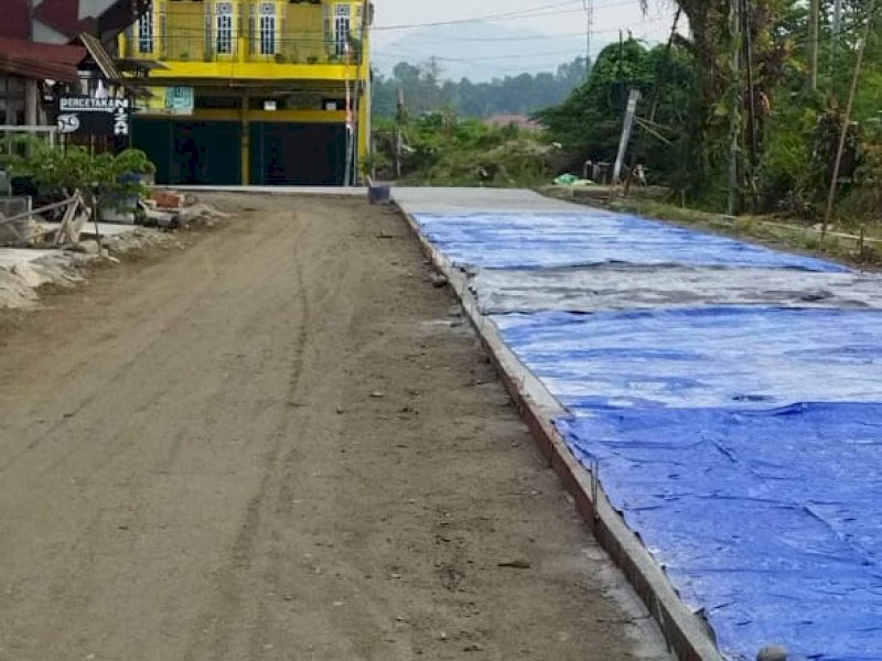 Ruas jalan di Kota Masamba yang mulai dibeton. 