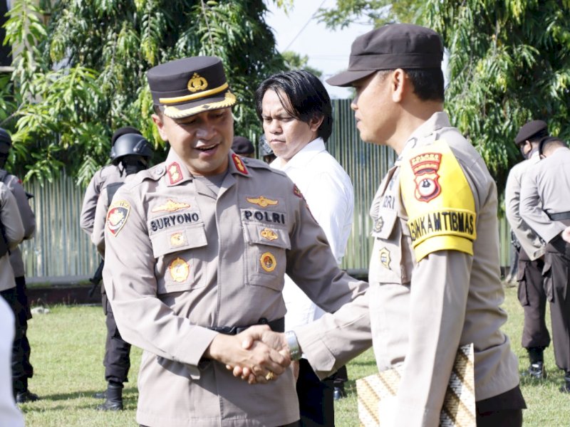 Kapolres Bulukumba AKBP Suryono Ridho Murtedjo memberi penghargaan kepada 30 personel Polres Bulukumba.