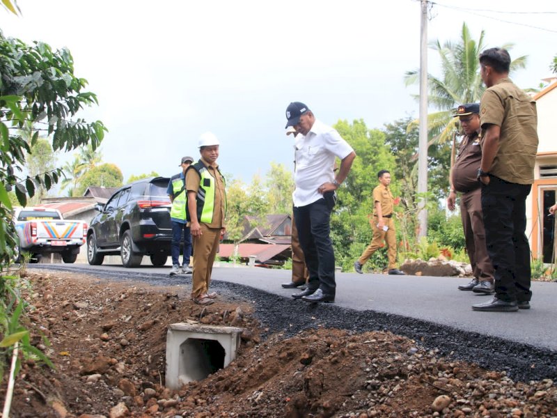 Bupati Bulukumba Muchtar Ali Yusuf meninjau perbatasan Bulukumba-Sinjai yang kini mulus. 