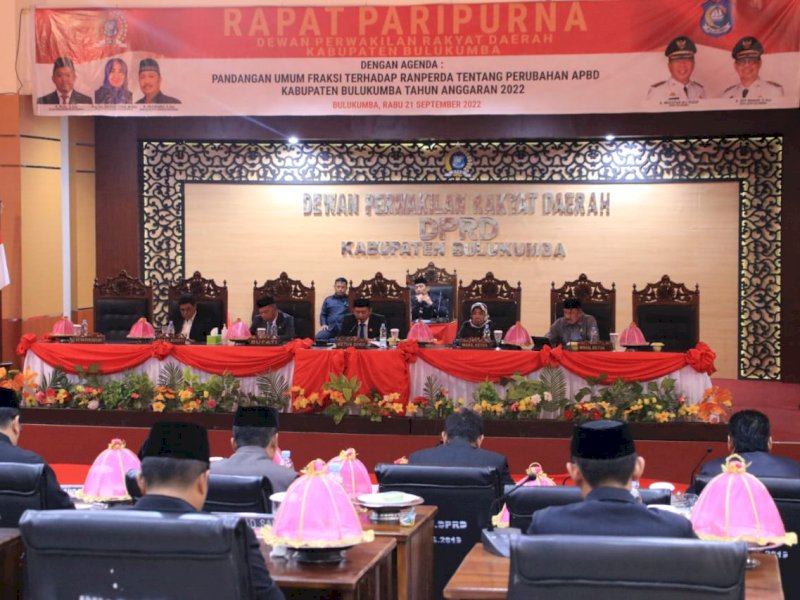 Rapat paripurna pandangan umum fraksi terhadap Ranperda Perubahan APBD Bulukumba 2022.