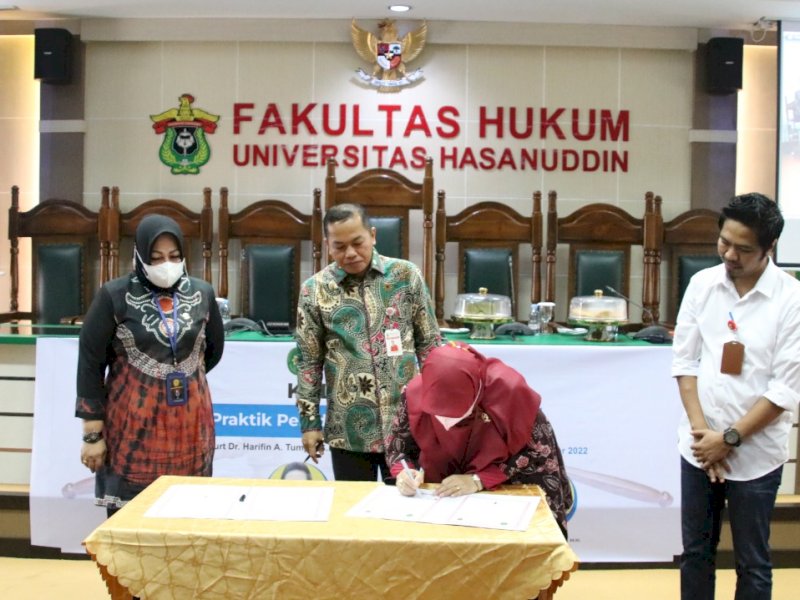 Ketua Pengadilan Tata Usaha Negara (PTUN) Makassar Indah Tri Haryanti menandatangani nota kesepahaman atau Memorandum of Understanding (MoU) dengan Rektor Universitas Hasanuddin Prof Jamaluddin Jompa di aula Dr Harifin A Tumpa, Kamis (22/9/2022). 