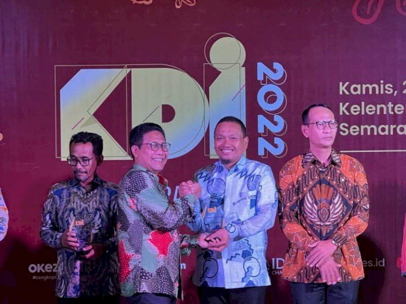 Diwakili Kepala Dinas Kominfo Mahyuddin, Wali Kota Makassar meraih penghargaan diberikan langsung pada malam penganugerahan KDI 2022 MNC Portal di Semarang, Kamis (22/09).