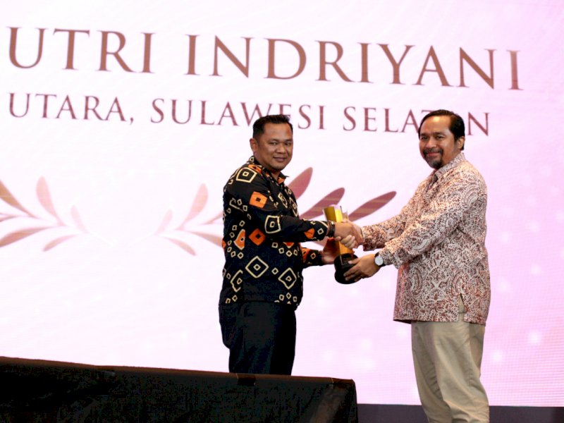 Bupati Luwu Utara Indah Putri Indriani berhasil meraih penghargaan sebagai Kepala Daerah Perempuan Inspiratif 2022 kategori Literasi Bencana