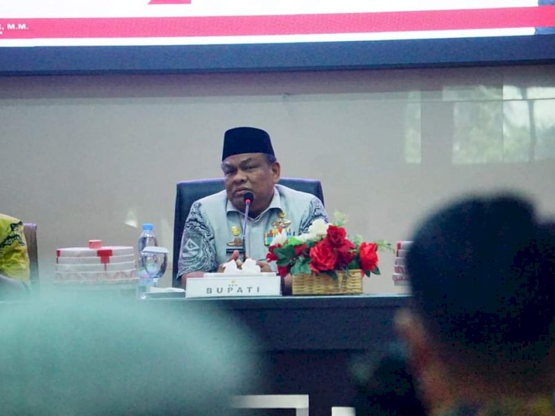 Bupati Bone Andi Fahsar M Padjalangi memberi pengarahan kepada calon kades. 
