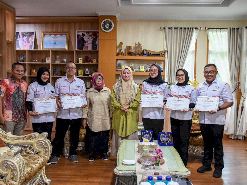 Bupati Luwu Utara Indah Putri Indriani, Memberi penghargaan sekaligus melepas 5 orang tenaga kesehatan yang tergabung dalam program Nusantara Sehat di ruang kerjanya, Sabtu (24/09/2022).