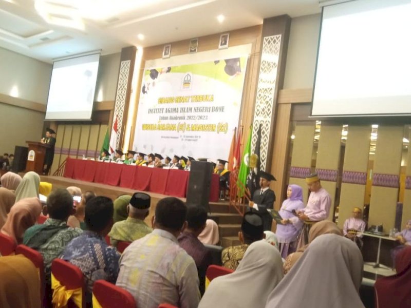 Wisuda IAIN Bone di Hotel Novena Watampone.