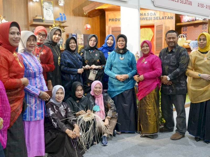 Penyerahan penghargaan pada acara penutupan Pameran Kriya Nusa kepada Ketua Dekranasda Kabupaten Bulukumba Andi Herfida Attas.