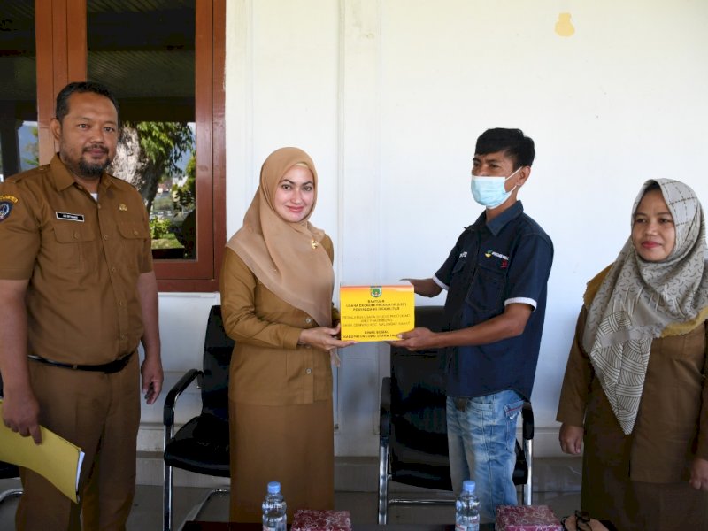 Bupati Luwu Utara Indah Putri Indriani menyerahkan bantuan UEP kepada penyandang disabilitas, Senin (26/09/2022).