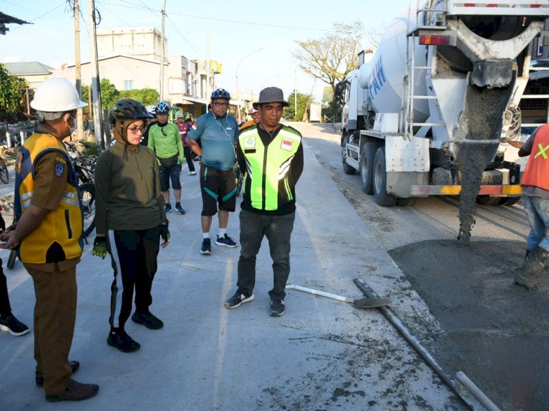 Bupati Indah Putri Indriani meninjau progres pengerjaan jalan di ruas Jalan Salawati Daud, Masamba, Senin sore (26/9/2022).