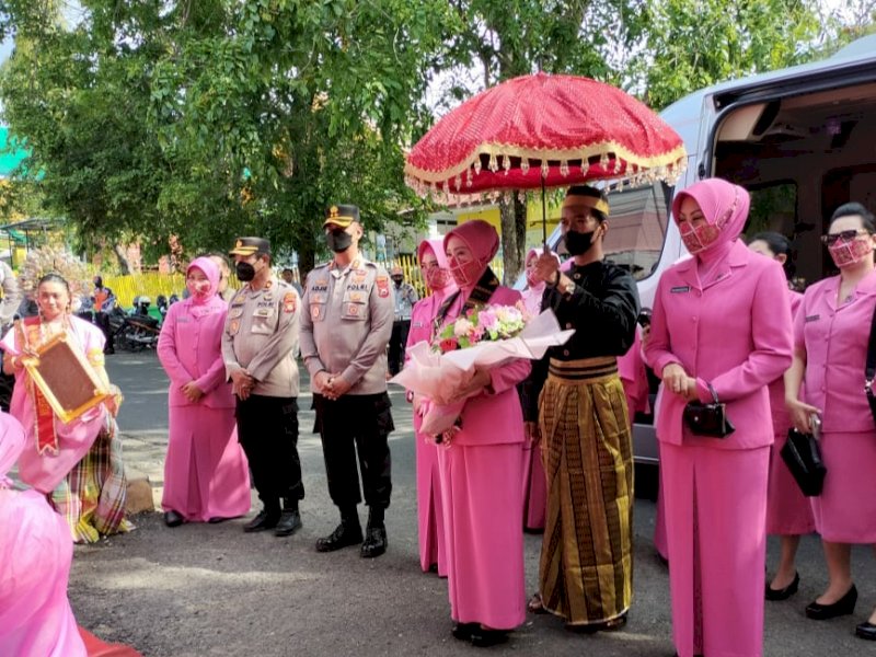 Ketua Bhayangkari Sulawesi Selatan Ny Shinta Nana Sudjana melakukan kunjungan kerja ke Mapolres Soppeng, Selasa (27/09/2022).