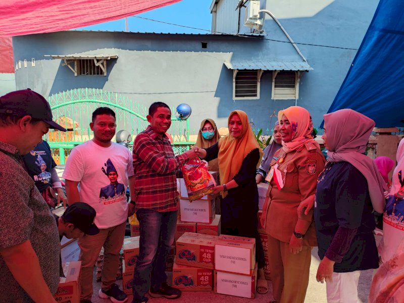 Yayasan Anak Rakyat Indonesia (YARI) menyerahkan bantuan kepada korban kebakaran di Rappokalling, Kota Makassar, Senin (26/9/2022).