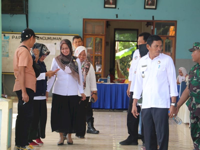 Bupati Luwu Utara Indah Putri Indriani memantau pelaksanaan pemilihan kepala desa (pilkades) serentak 2022 pada sejumlah TPS.