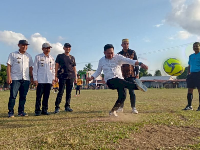 Ketua DPRD Bulukumba H Rijal membuka secara resmi turnamen sepakbola Mattirowalie Cup 1 di Lapangan Cilibbo.