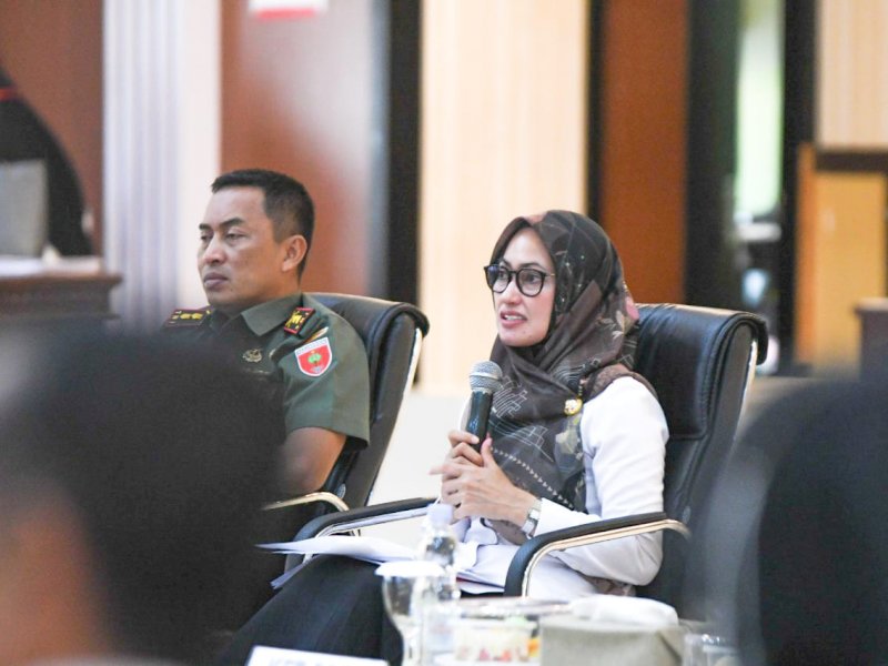Bupati Lutra Indah Putra Indriani mengikuti rapat dengan Kemendagri. 