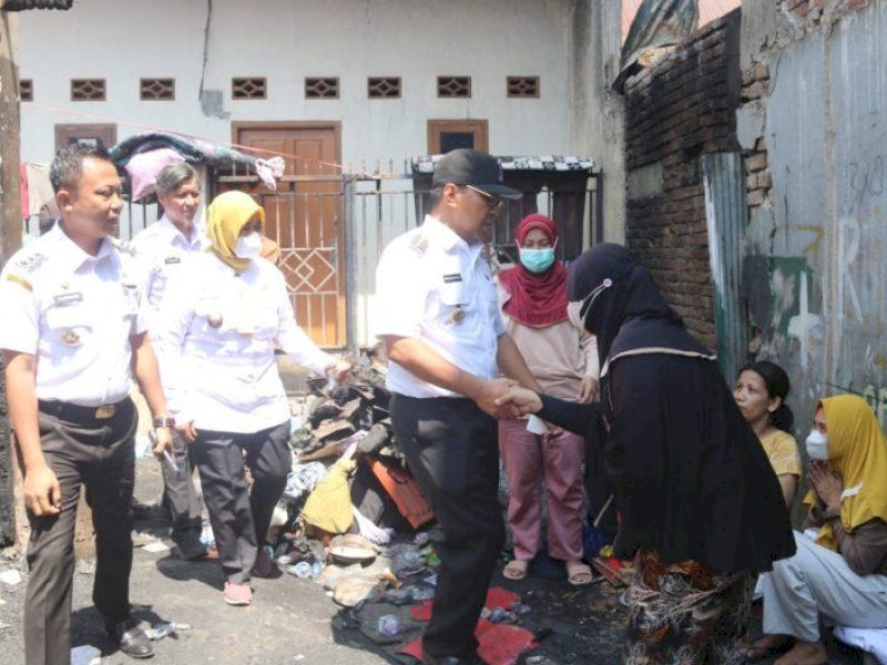 Wali Kota Makassar Moh Ramdhan 'Danny' Pomanto mengunjungi lokasi kebakaran di Jalan Rappokalling Timur Lorong 2, Kecamatan Tallo, Rabu (28/09).