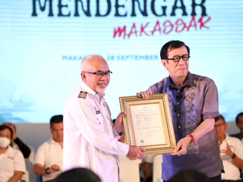 Menteri Hukum dan HAM, Yasonna H Laoly menyerahkan sertifikat Hak Indikasi Geografis (IG) kopi Bantaeng.