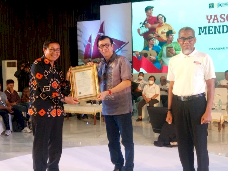 Sertifikat Pencatatan Kekayaan Intelektual diserahkan Menteri Hukum dan HAM Yasonna H. Laoly.