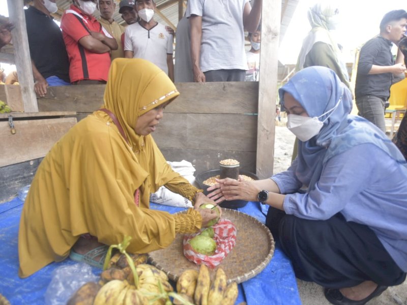 Bupati Lutra Indah Putri Indriani membeli di salah seorang pedagang usai meresmikan pasar desa. (Foto: Ist)