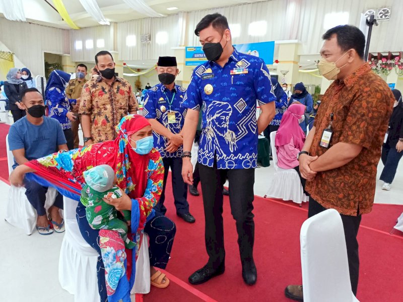 Bupati Gowa Adnan Purichta Ichsan pantau vaksinasi. (Foto: Ist)