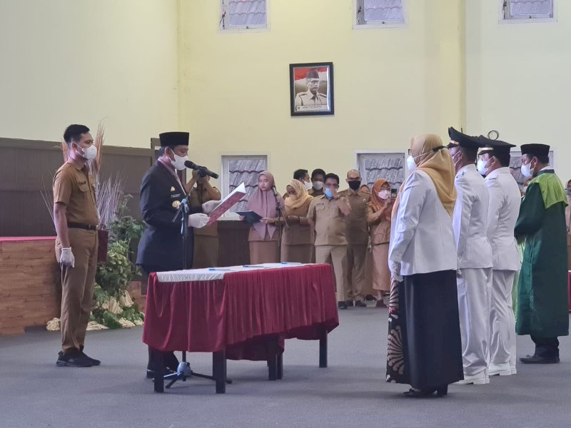 Bupati Wajo Amran Mahmud melantik 3 camat. (Foto: Ist)