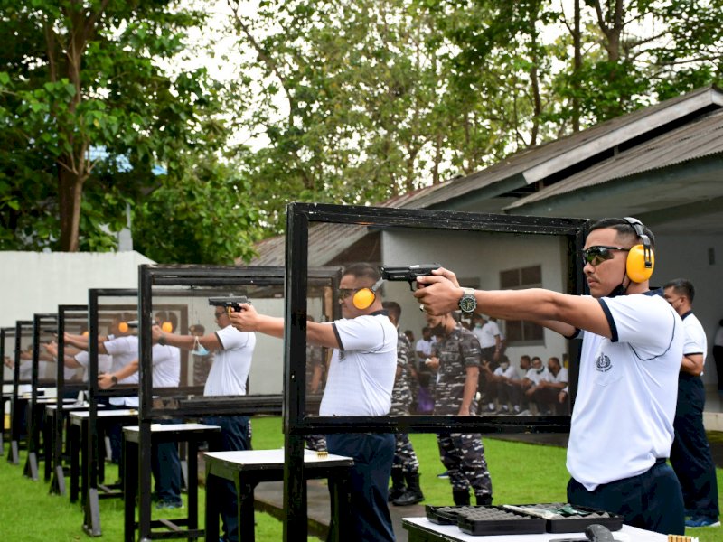 Latihan menembak pamen Lantamal VI. (Foto: Ist)