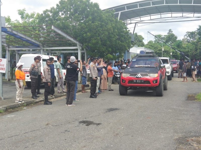 Iring-iringan jenazah korban penembakan di Meyerga, Teluk Bintuni. 