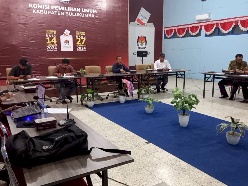 Komisioner KPU Bulukumba rapat penetapan DPB September 2022.