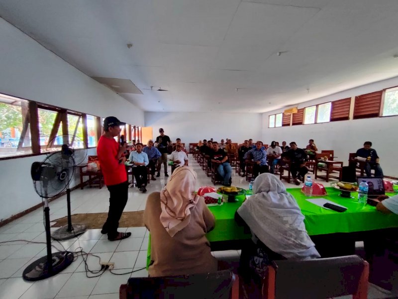 Ketua Dewan Pendidikan Kota Makassar, Rudianto Lallo memboyong sejumlah pengurus mengunjungi Pulau Barrang Lompo, Kecamatan Kepulauan Sangkarrang, Sabtu (1/10/2022).