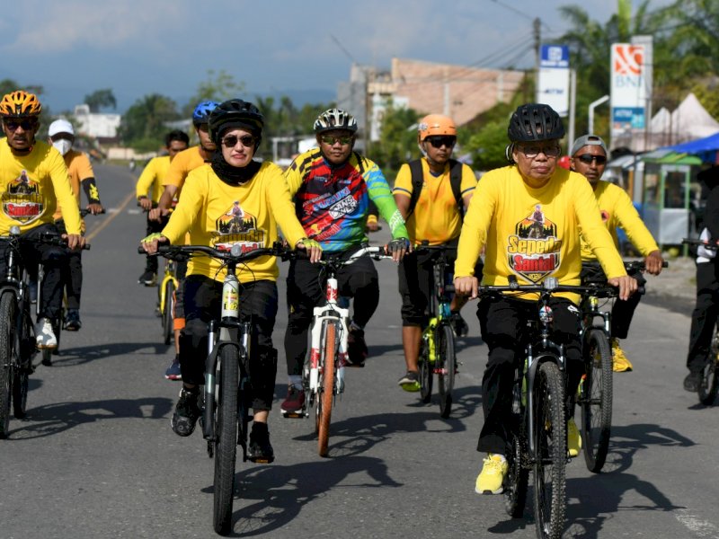 Ribuan pesepeda dari berbagai daerah ikut meramaikan sepeda santai yang digelar DPD II Golkar Luwu Utara, Minggu (02/10/2022).