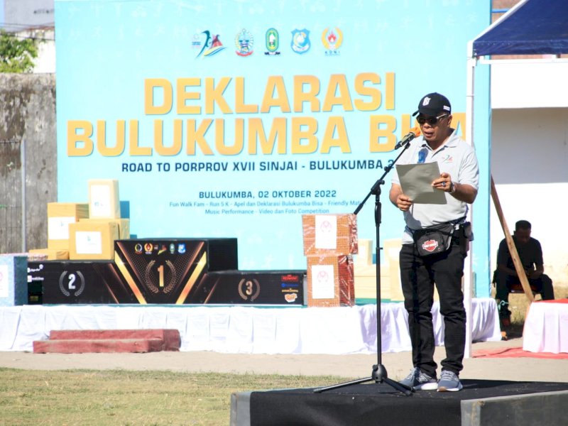 Bupati Bulukumba Muchtar Ali Yusuf membacakan Deklarasi "Bulukumba Bisa", di Stadion Mini Bulukumba, Minggu (2/10/2022).