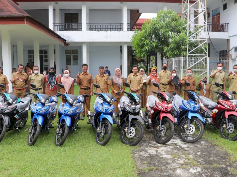12 penyuluh pertanian yang menjadi pendamping Program READSI di Kabupaten Luwu Utara menerima kendaraan operasional.