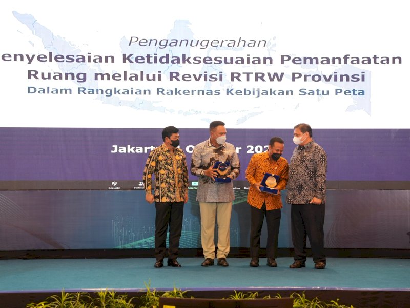 Gubernur Sulawesi Selatan Andi Sudirman Sulaiman meraih penghargaan dari Menteri Koordinator Bidang Perekonomian Airlangga Hartarto