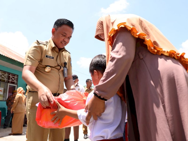 Bupati Bantaeng Ilham Azikin kembali menyerahkan bantuan seraga gratis untuk pelajar di SD Inpres Taruttu, Kelurahan Campaga.