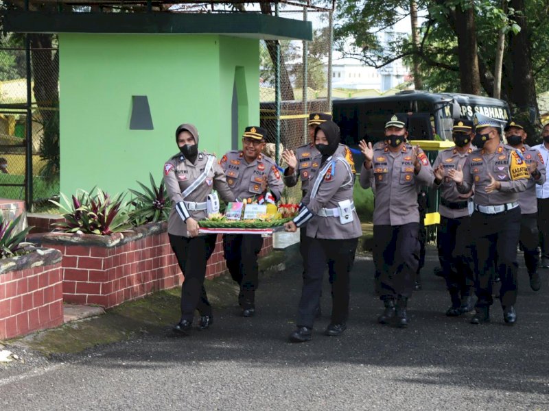 Kapolres Soppeng AKBP Santiaji Kartasasmita memberi kejutan di HUT ke-77 TNI, Rabu (5/10/2022).