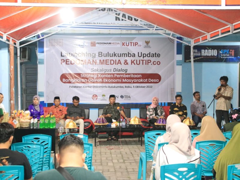 Bupati Bulukumba Andi Muchtar Ali Yusuf melaunching program Bulukumba Update di halaman Kantor Diskominfo, Rabu malam, 5 Oktober 2022.