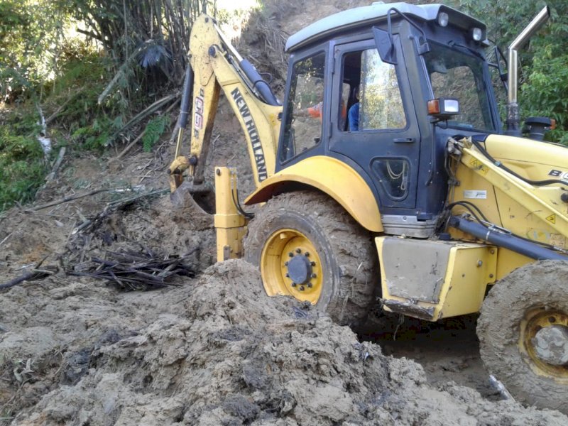 Tim BPBD Torut mengevakuasi longsoran di Kecamatan Nanggala. 