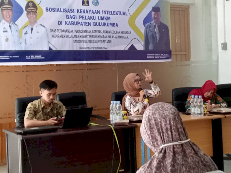 Kabid UKM DP2KUKM Bulukumba menyosialisasikan pendaftaran merek UMKM ke Kemenkumham.