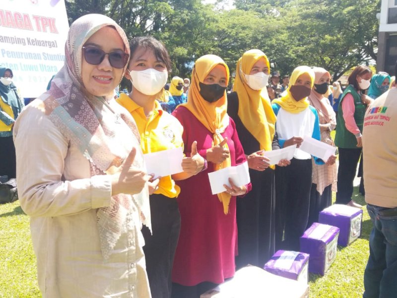 RS Hikmah Sejahtera memberi bantuan peralatan kepada 5 Kelompok Perempuan Kepala Keluarga (PEKKA).