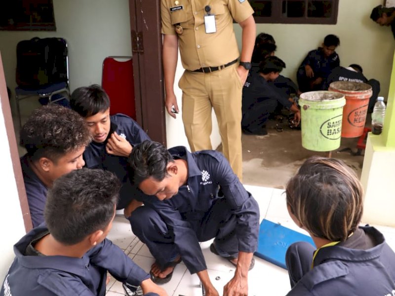 Anak-anak putus sekolah di Bantaeng dilatih keterampilan otomotif.
