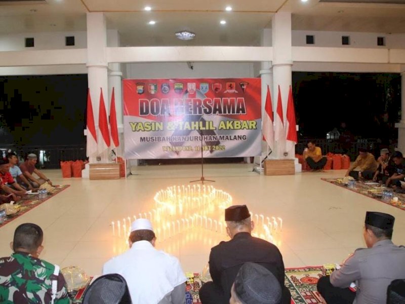 Doa bersama untuk korban tragedi Kanjuruhan di Bone.