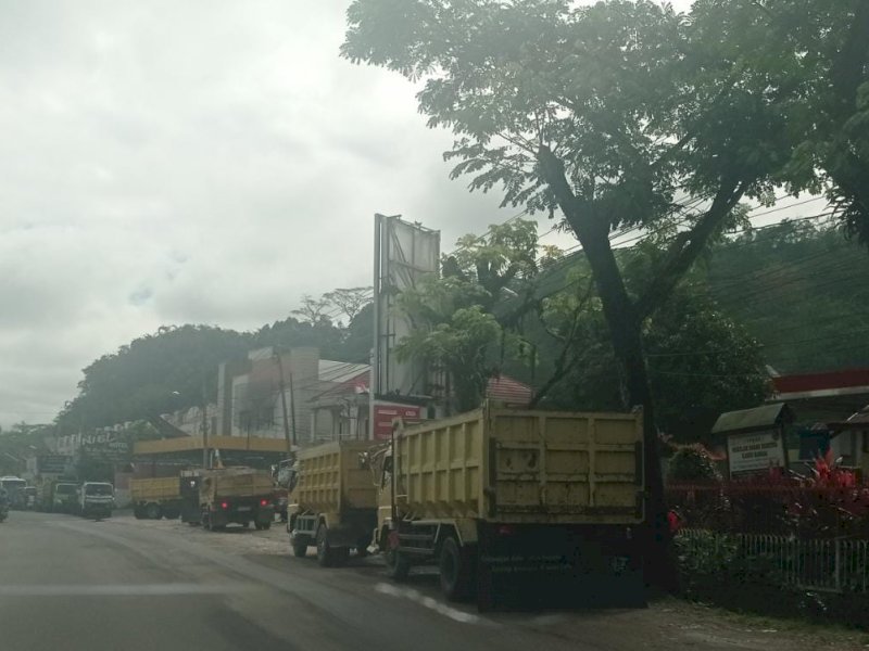 Antrean kendaraan di SPBU Toraja Utara.