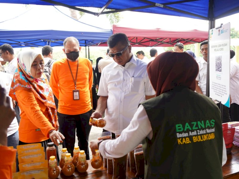 Bupati Bulukumba Andi Muchtar Ali Yusuf membuka bazar pangan murah.