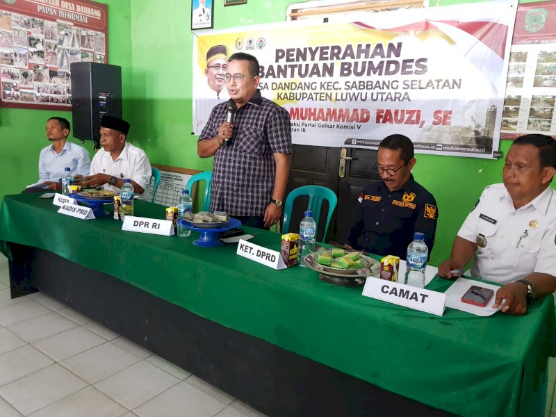 Anggota DPR RI Muhammad Fauzi menyalurkan bantuan BUMDES di Desa Dandang. 