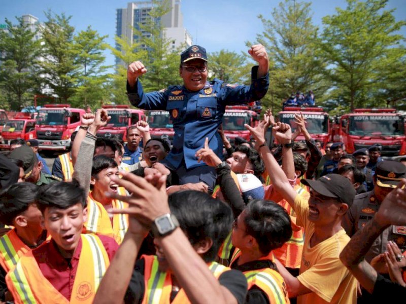 Danny Pomanto di tengah-tengah regu pemadam kebakaran.